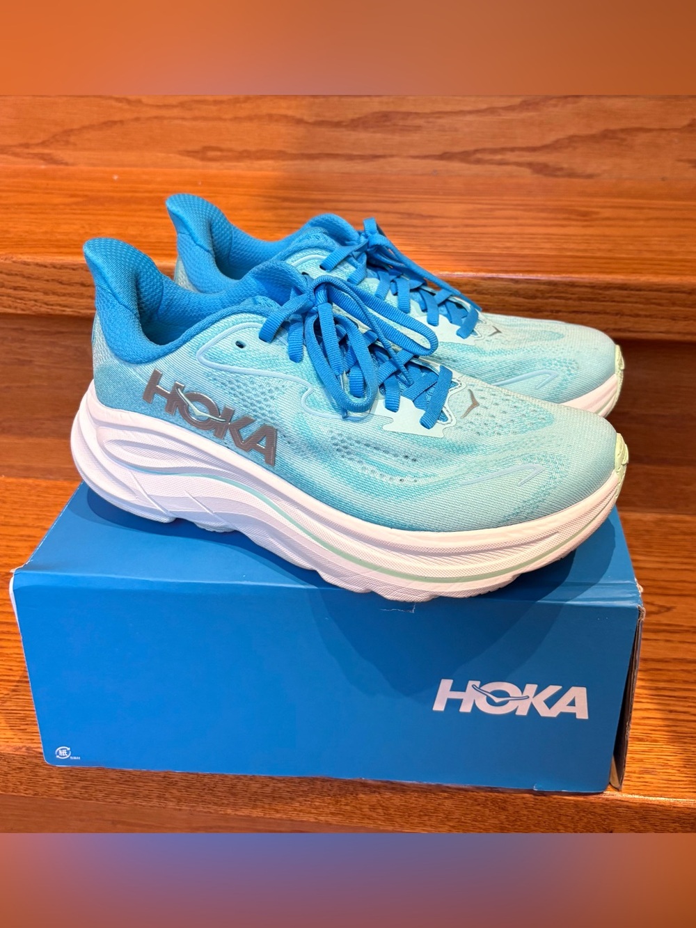 Hoka Clifton 10 Wide in Sky/White Women’s 7.5